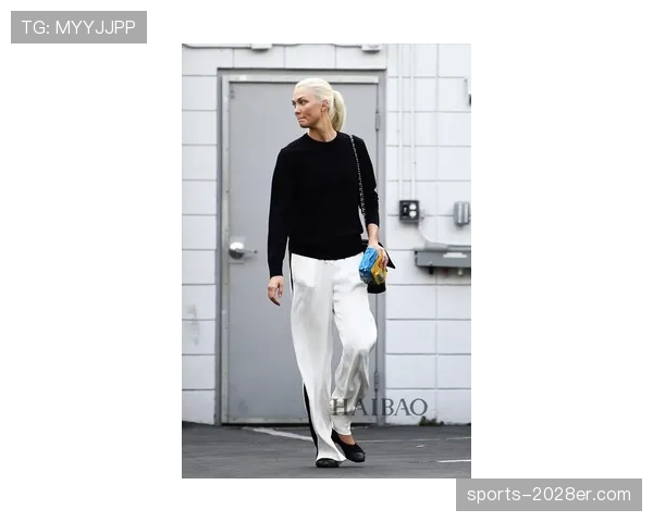 崔家溪随便穿条运动裤出门，腰间那只小包价钱直接把我生活打回原形