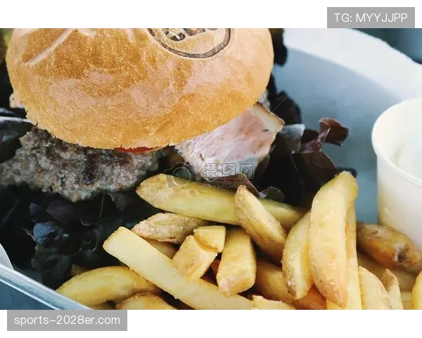 瑞安·洛赫特又在泳池边啃汉堡了？这自律人设崩得我嘴里的薯条都不香了