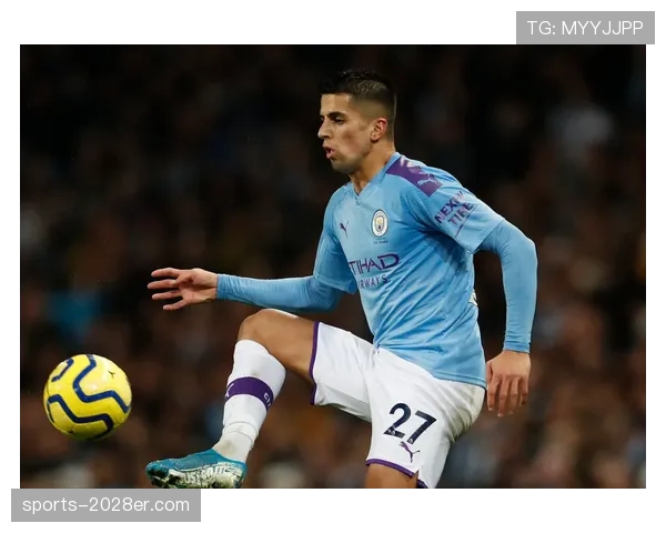 坎塞洛边路偏置驱动与哈兰德中轴单点输出的战术协同分析